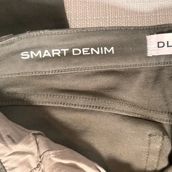 DL1961 Khaki Margaux Distressed Denim 26 waist 29 inseam - Picture 7 of 7